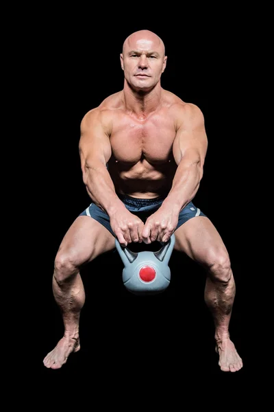 Retrato de fisiculturista exercitando com kettlebells — Fotografia de Stock