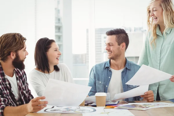 Sonriendo gente de negocios creativos que trabajan en el escritorio —  Fotos de Stock