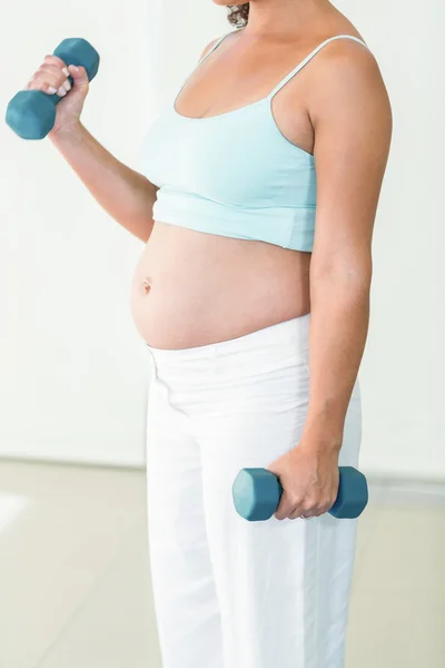 Kobieta w ciąży ćwiczenia z hantlami — Zdjęcie stockowe