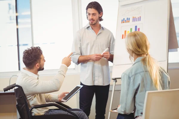 Funktionshindrade affärsman pekar mot whiteboard — Stockfoto