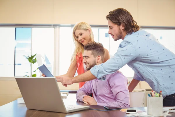 Mensen uit het bedrijfsleven werken met de hulp van laptop en digitale tabl — Stockfoto