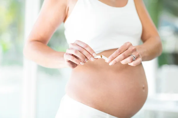 Buik van vrouw breken sigaret — Stockfoto