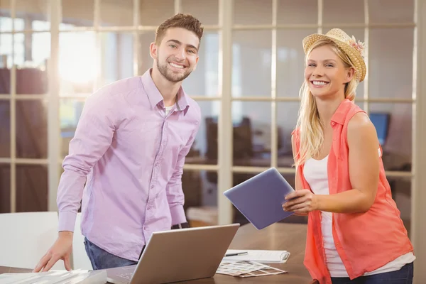 Porträt von Geschäftsleuten, die mit Technologien arbeiten — Stockfoto