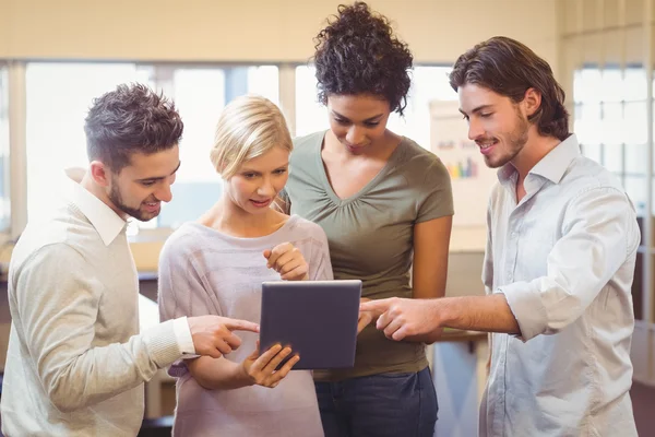 Chers collègues utilisant une tablette numérique au bureau — Photo