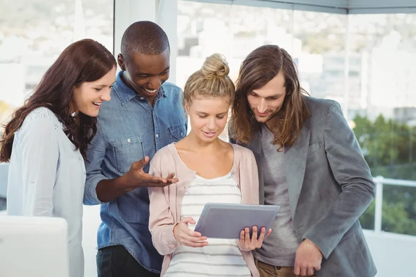 Mujer sonriente sosteniendo la tableta digital — Foto de Stock