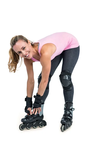 Retrato de mulher desportiva feliz vestindo patins em linha — Fotografia de Stock