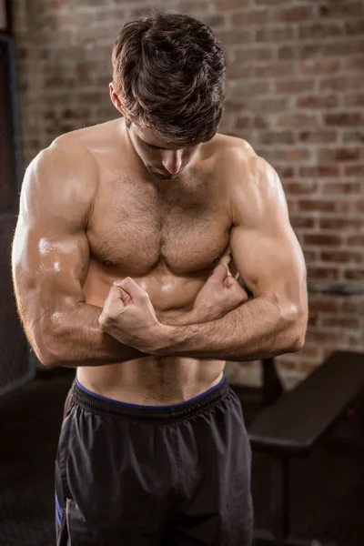 Shirtless man zijn lichaam tonen — Stockfoto