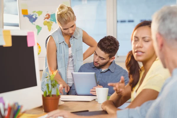 Affärskvinna diskuterar med manliga kolleger — Stockfoto