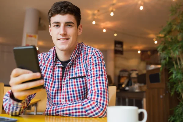 Portrét šťastný mladý muž pomocí mobilního telefonu — Stock fotografie