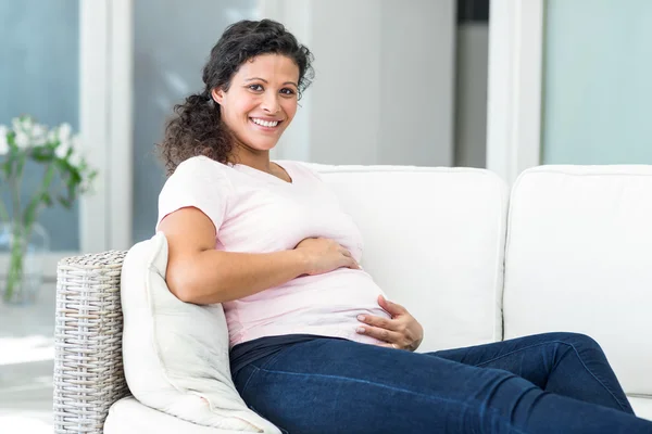 Retrato de mulher feliz sentada em móveis de salão — Fotografia de Stock