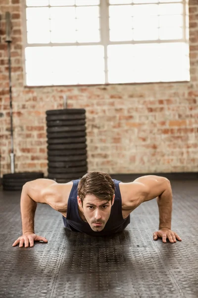 Fokuserade man gör breda arm push ups — Stockfoto