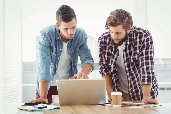 Uomini d'affari che lavorano su laptop — Foto Stock