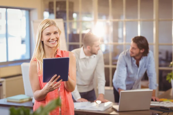 Glimlachende zakenvrouw digitale Pc met mannelijke collega's werk — Stockfoto