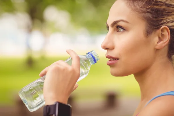 Jogging yapan kadın içme suyu Close-Up — Stok fotoğraf