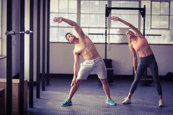 Deux personnes en forme faisant du fitness — Photo