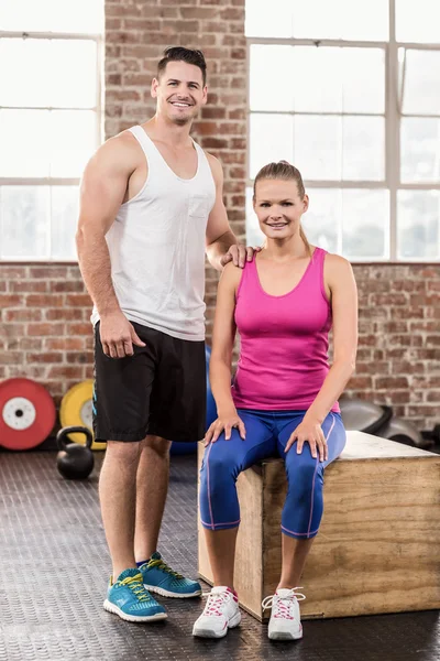 Muskulöses Paar im Stehen und Sitzen — Stockfoto