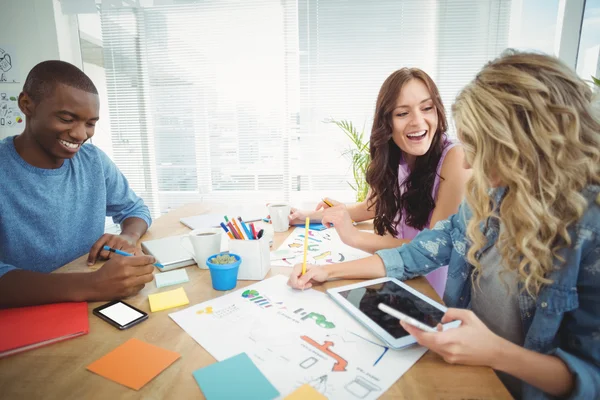 Gente de negocios sonrientes trabajando en el escritorio — Foto de Stock