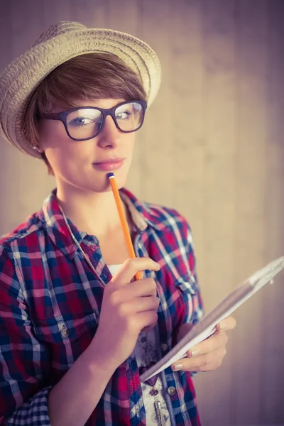 Velmi promyšlené mladá žena drží pero — Stock fotografie