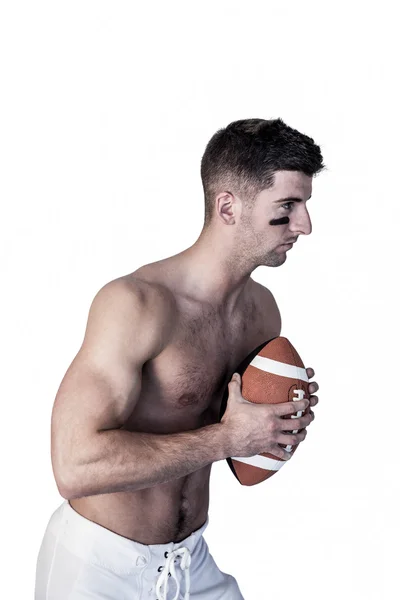 Shirtless rugbyspeler houdt de bal en zich te concentreren — Stockfoto