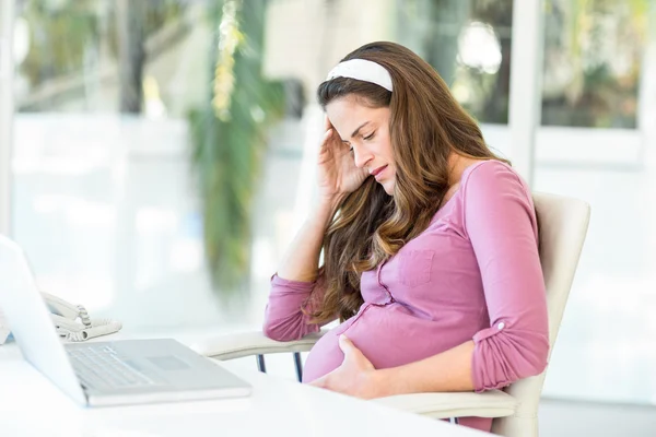 Malheureuse femme enceinte avec des maux de tête — Photo