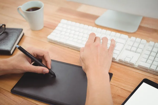 Hipster przy użyciu tablet graficzny na biurku w biurze — Zdjęcie stockowe