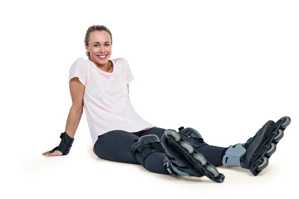 Retrato de patinadora femenina feliz en línea relajante — Foto de Stock