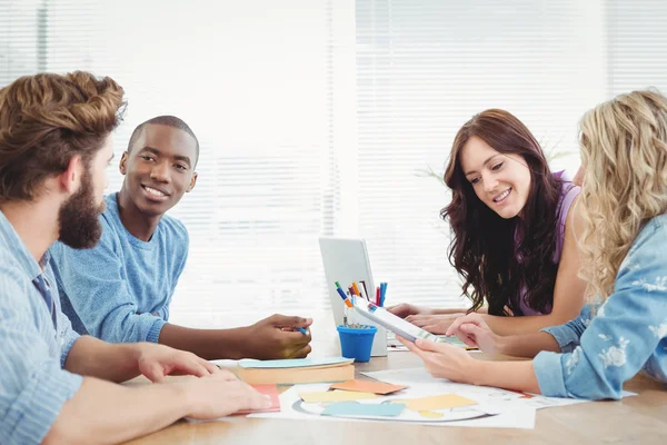 Glimlachende zakenmensen bespreken — Stockfoto