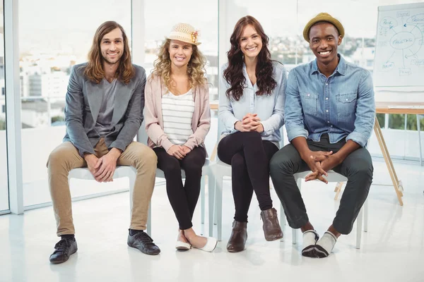 Portrait complet de gens d'affaires souriants assis sur une chaise — Photo