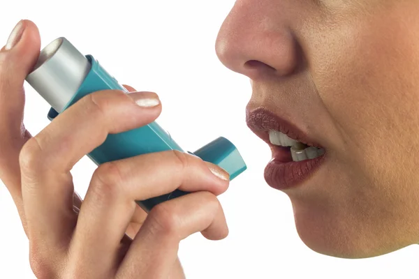 Close-up van vrouw gezicht tijdens het gebruik van astma-inhalator — Stockfoto