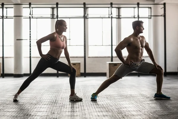 Vešly dva lidé dělají fitness — Stock fotografie