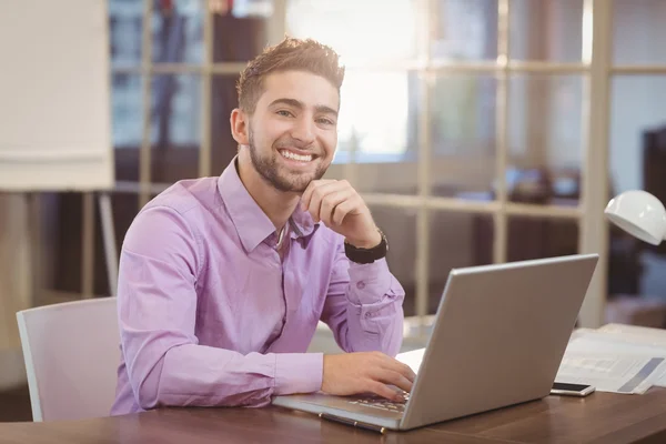 Porträtt av affärsmannen arbetar på bärbar dator — Stockfoto