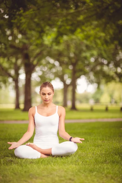 Žena s očima po celé délce uzavřen zatímco sedí v lotus pose — Stock fotografie