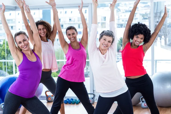 Retrato de mulheres felizes exercitando com os braços levantados — Fotografia de Stock