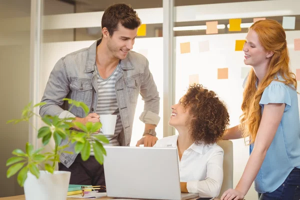 Business folk ta kaffe breakin office — Stockfoto