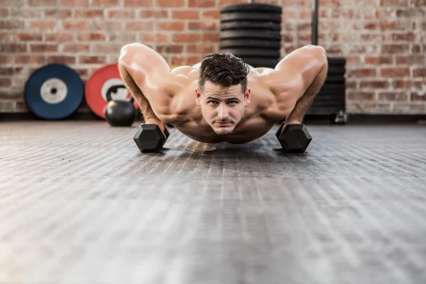 Portrait of man doing dumbbell push ups — Stock Photo, Image