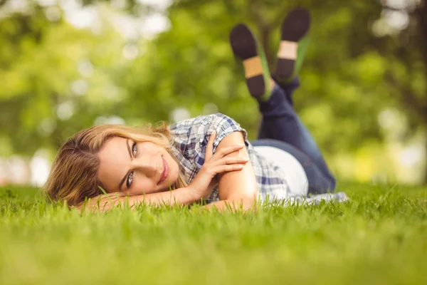 Kvinnan ligger på framsidan på park — Stockfoto