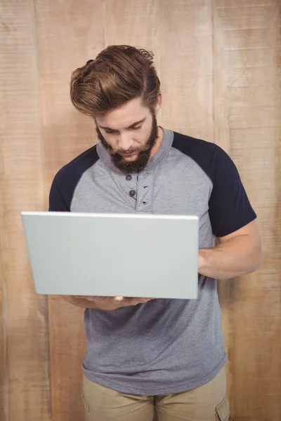 Hipster lavorare sul computer portatile mentre in piedi — Foto Stock