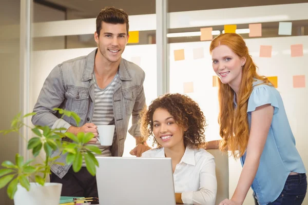 Gente de negocios en la oficina —  Fotos de Stock