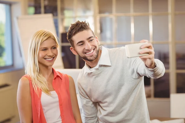 Empresário tirando selfie com colega — Fotografia de Stock
