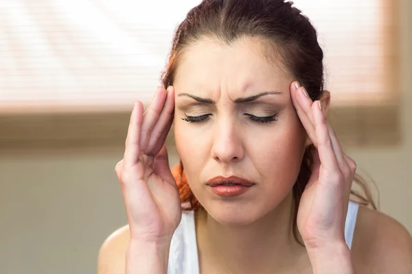 Kvinna som lider av huvudvärk — Stockfoto