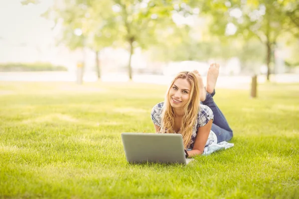 Ganzkörperporträt einer lächelnden Frau — Stockfoto