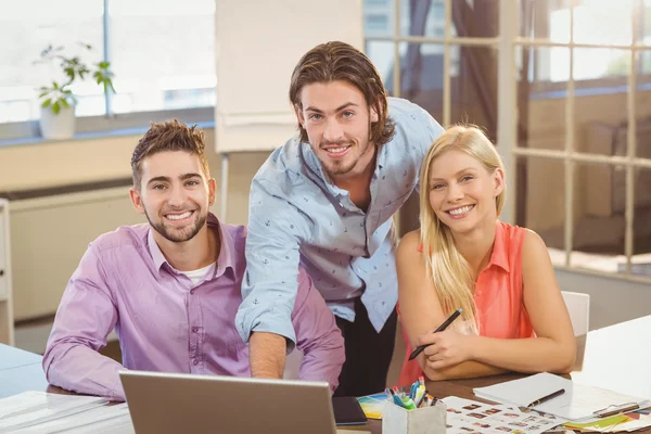 Des gens d'affaires confiants qui travaillent au bureau — Photo