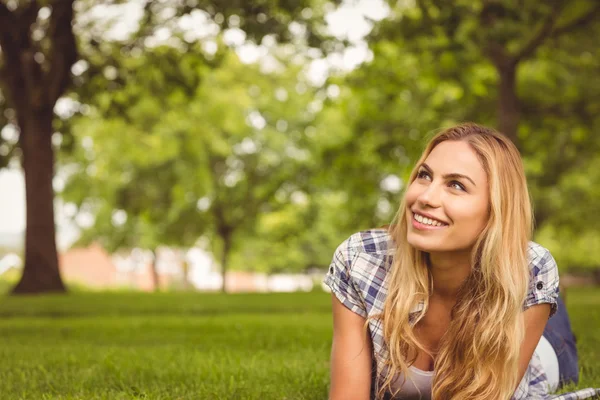 Gelukkige vrouw ontspannen in het park — Stockfoto