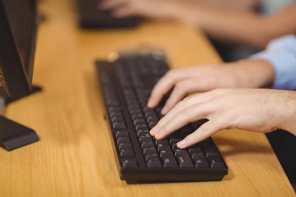 Las manos recortadas del ejecutivo por el teclado en la oficina — Foto de Stock