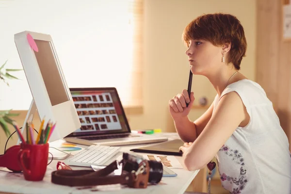 彼女のコンピューターを探して考えてカメラマン — ストック写真