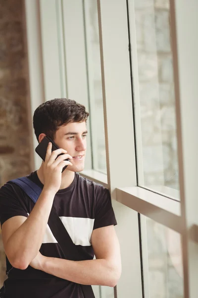 Manlig student prata mobil telefon i college — Stockfoto