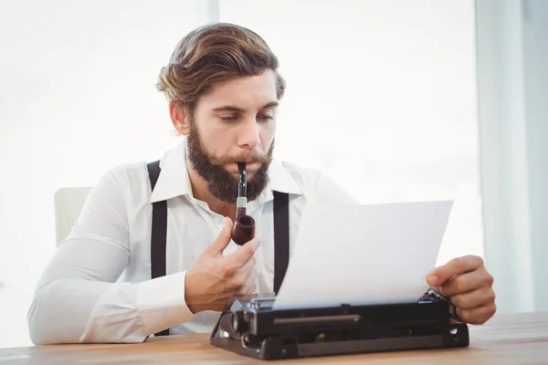 Hipster con pipa de fumar trabajando en máquina de escribir —  Fotos de Stock