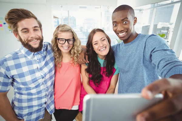 Des hommes d'affaires souriants font visage pour selfie — Photo