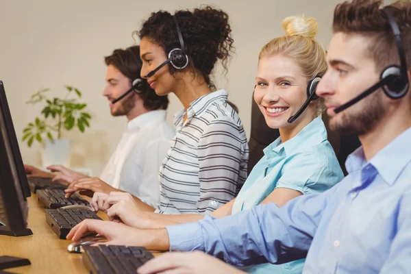 Porträt einer lächelnden Geschäftsfrau im Callcenter — Stockfoto