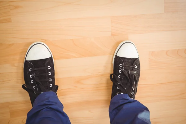 Zakenman dragen van canvas schoenen — Stockfoto